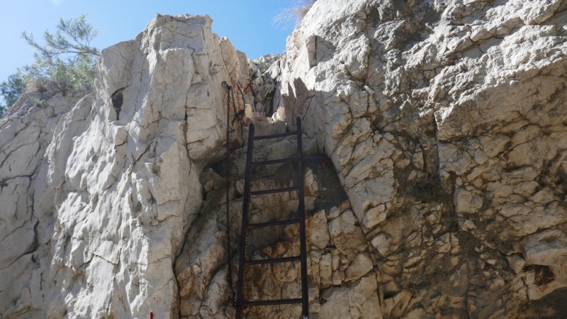 L'échelle à la sortie de la Calanque de Sugiton