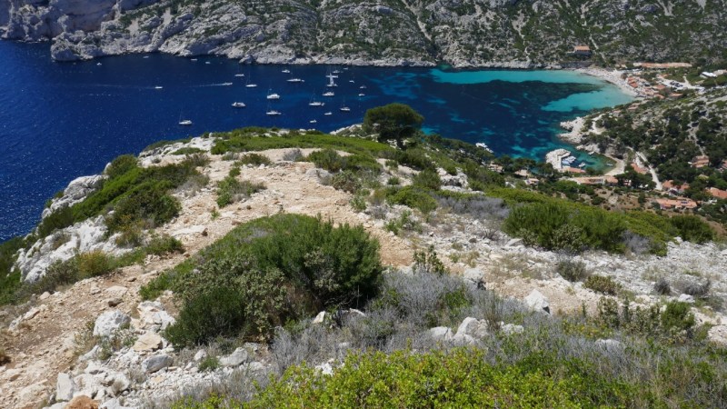 Vue plongeante sur la Calanque de Sormiou