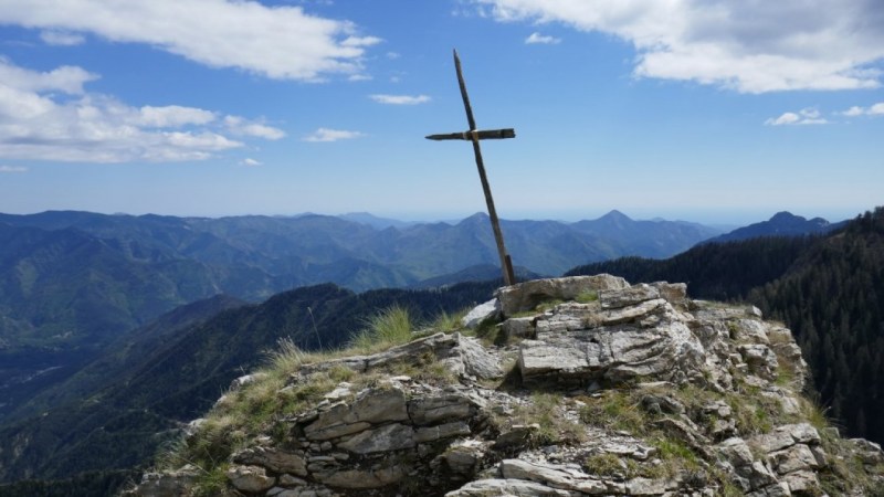 Croix sur l'éperon rocheux