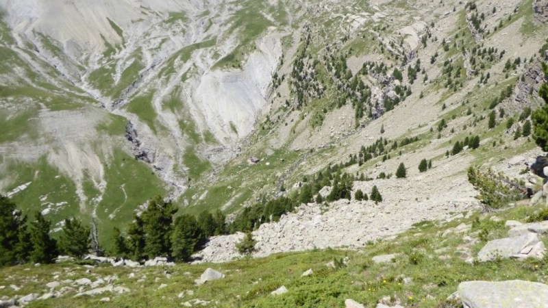 Au centre, 350 mètres plus bas, le Refuge de l'Estrop