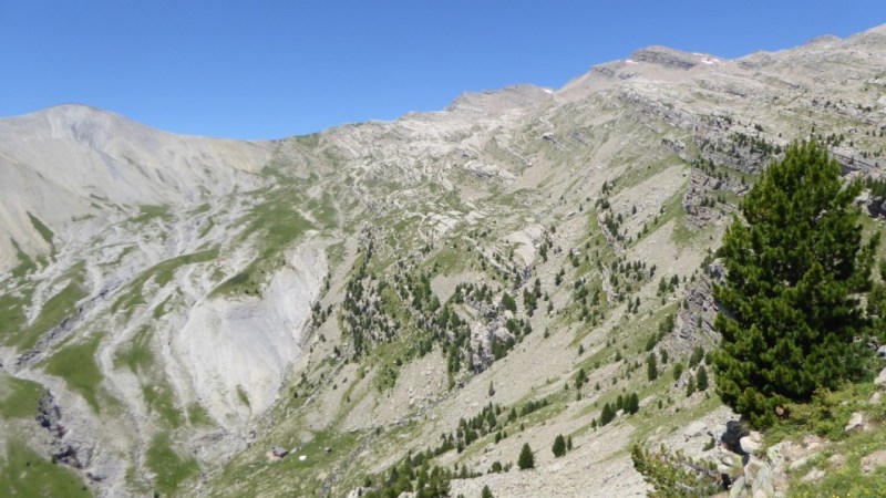 La Tête de l'Estrop apparaît tout en haut du vallon