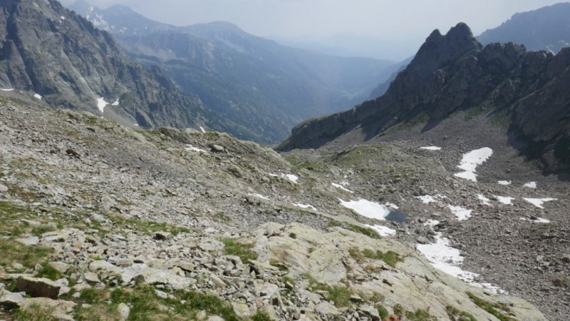 Au centre, le petit lac dans le vallon