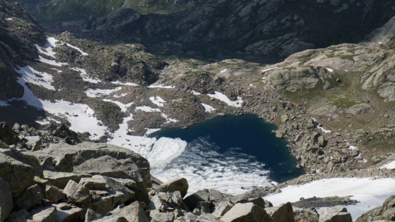 Vue plongeante sur le Lac Niré