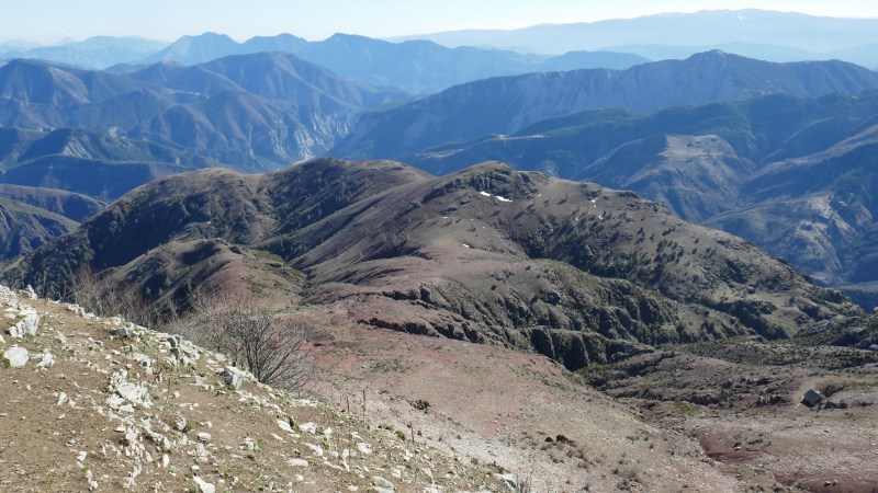 Vue plongeante sur la crête parcourue