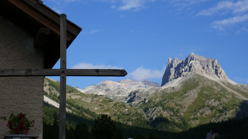 Juste sous la pointe de la croix, le Mont Thabor