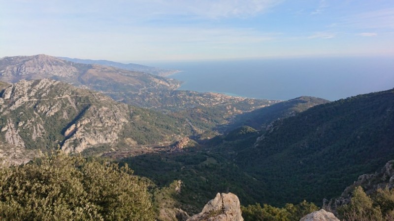 De la Cime de Gariglian vers Menton et l'Italie