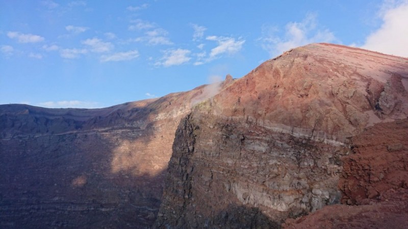 Soleil couchant sur les roches rougeâtres